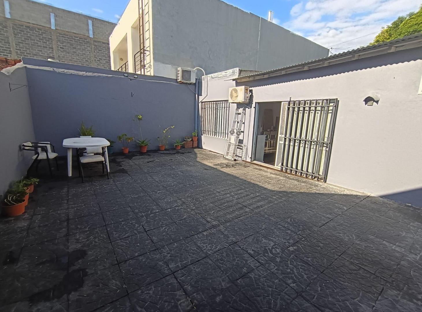 Foto de CASA EN LOTE PROPIO DE TRES AMBIENTES CON PATIO, Ferre 6400 - Villa, imagen 2
