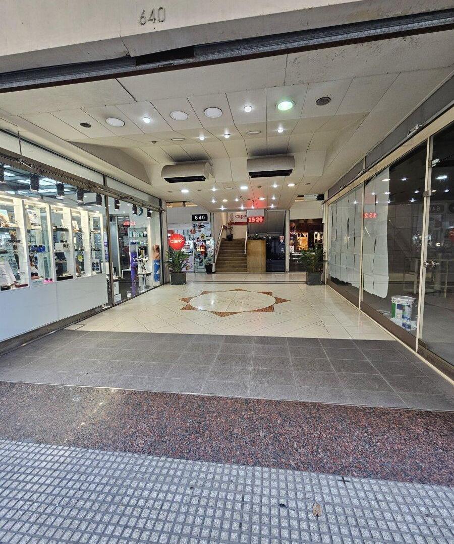 Foto de Local en espectacular zona comercial de Retiro. a metros de peatonal, imagen 2