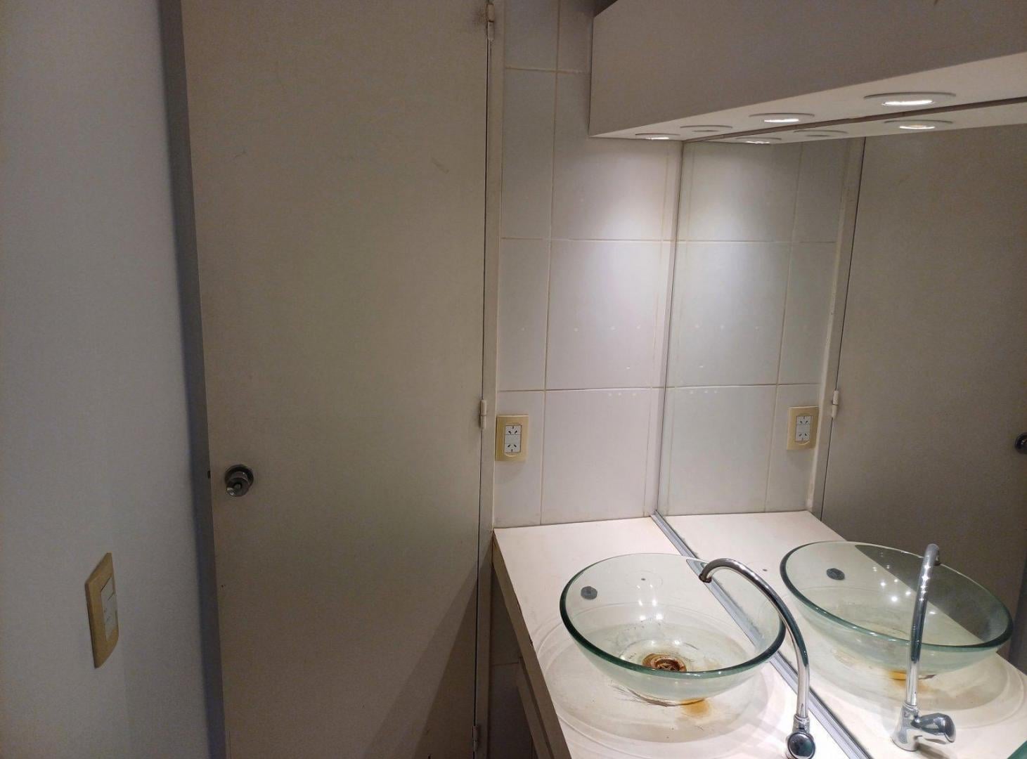 Foto de Moderna Oficina con excelente ilumunación, cocina y baño privado, imagen 3