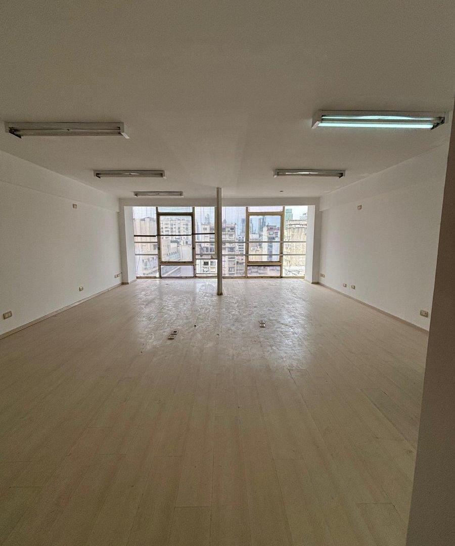 Foto de Moderna Oficina con excelente ilumunación, cocina y baño privado, imagen 2