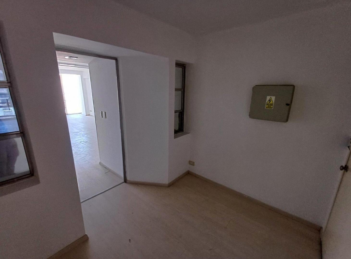 Foto de Moderna Oficina con excelente ilumunación, cocina y baño privado, imagen 1