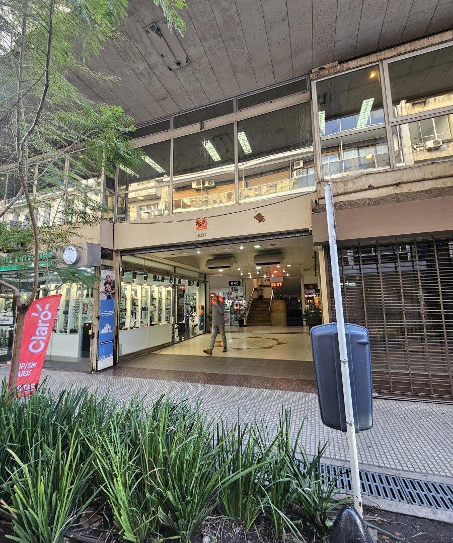 Foto de Local con cochera en espectacular zona comercial de Retiro. a metros de, imagen 1