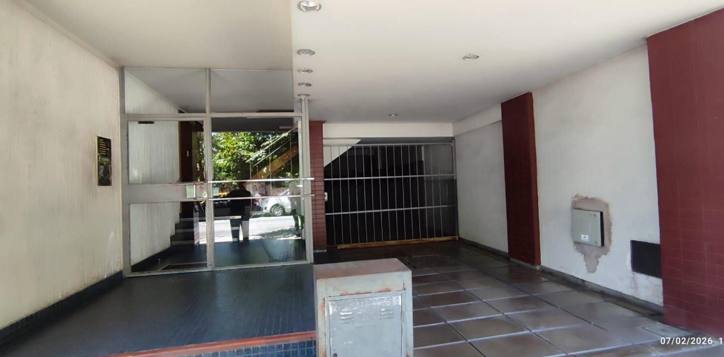 Foto de 2 ambientes C/Cochera. Al frente, balcón, patio, baulera. Ideal inversor, imagen 1