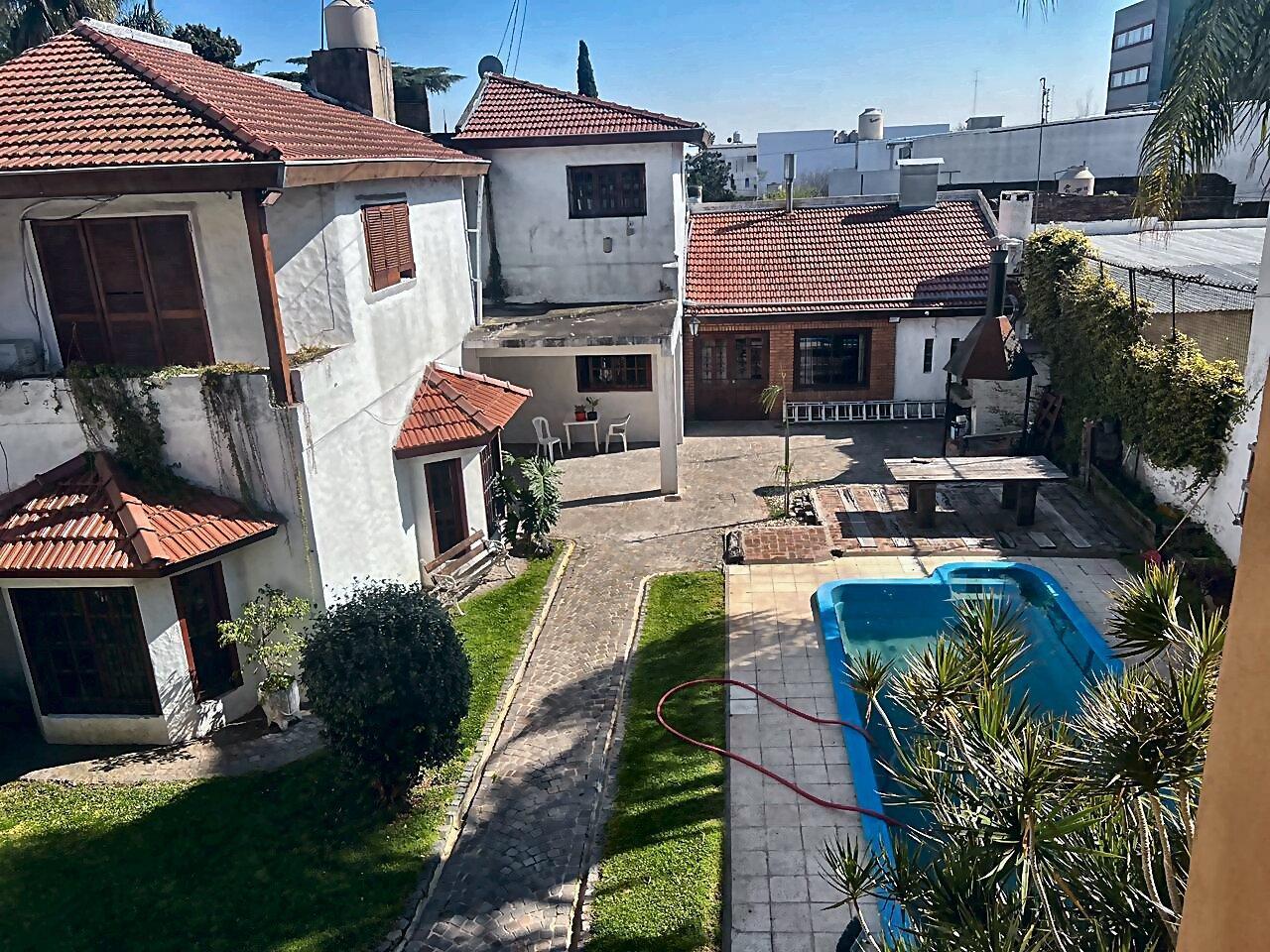 Foto de Casa imponente, piscina, cochera y 2 departamentos. de categoría, imagen 2