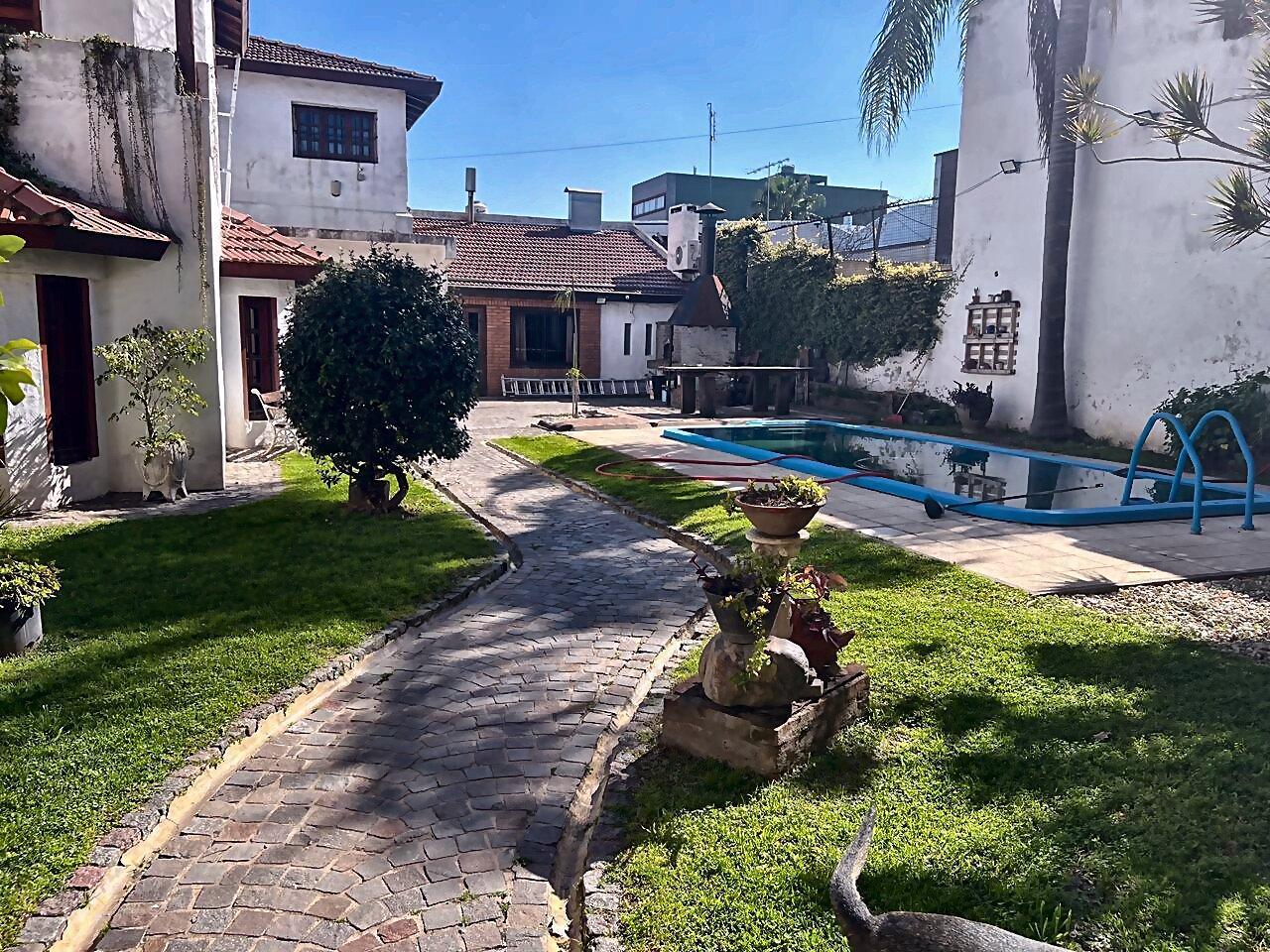 Foto de Casa imponente, piscina, cochera y 2 departamentos. de categoría, imagen 5