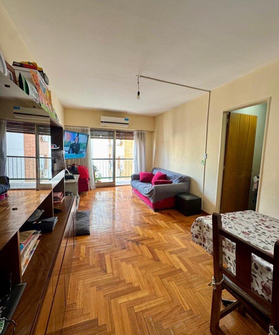 Foto de VENTA SEMIPISO 4 AMBIENTES CON DEPENDENCIA Y BAULERA - AV. LA PLATA 400, imagen 1
