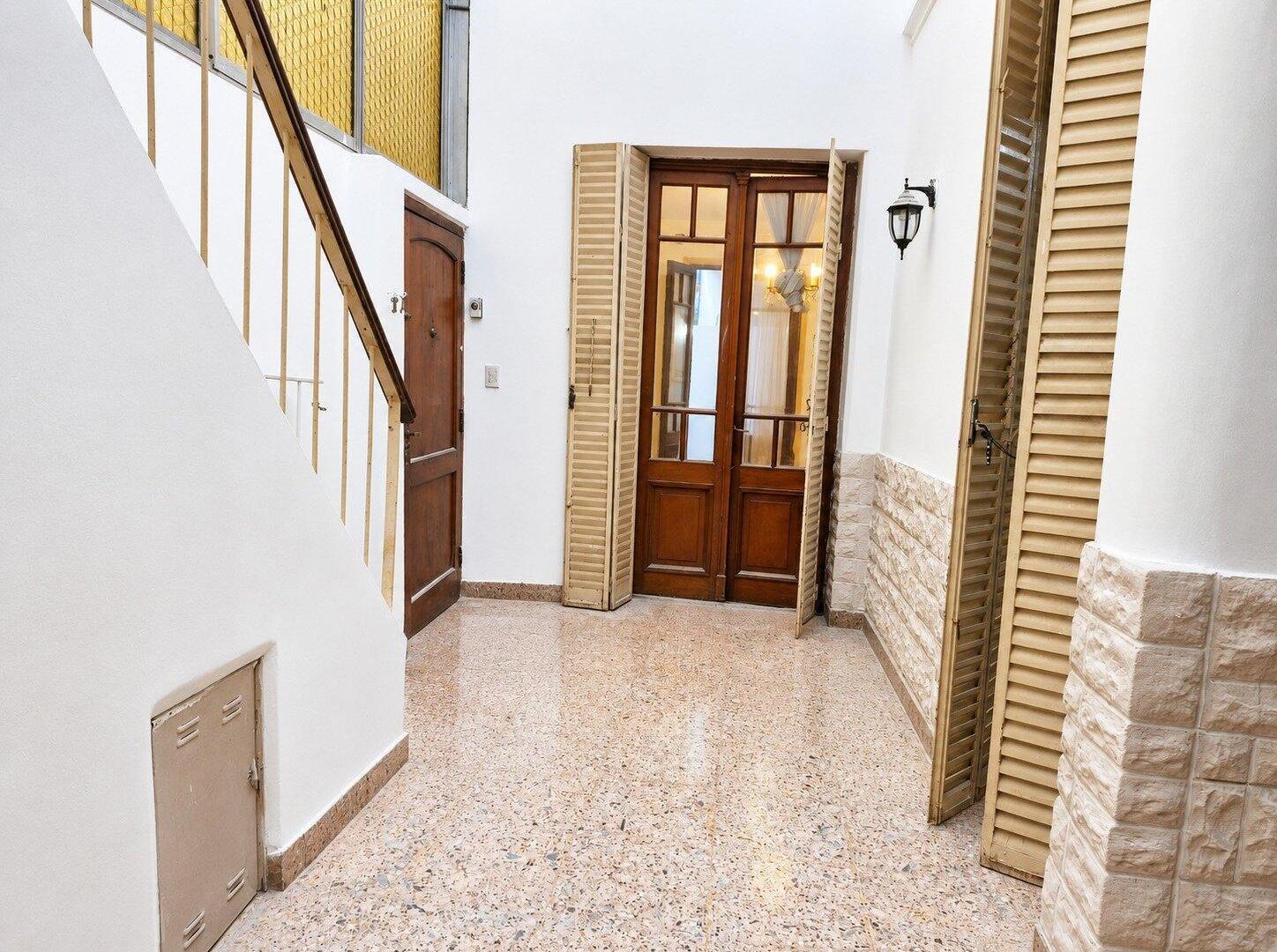 Foto de PH Tres Ambientes, Dos Patios, Terraza Propia, Sin Expensas, Caballito, imagen 1