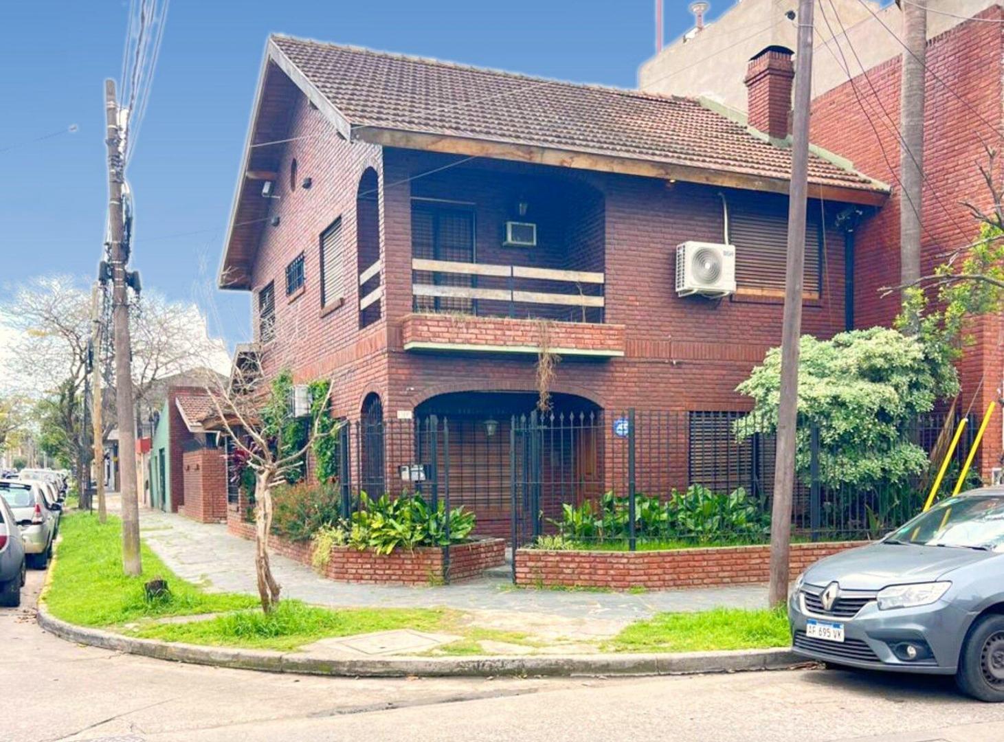 Foto de Chalet con jardín, piscina, cochera + departamento, imagen 1