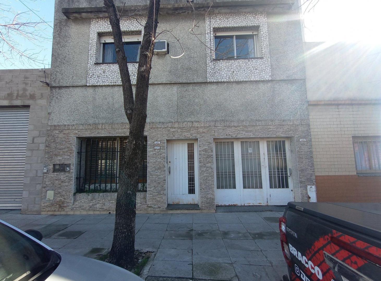 Foto de PH 2 ambientes con patio y terraza en Venta en Pompeya, imagen 1