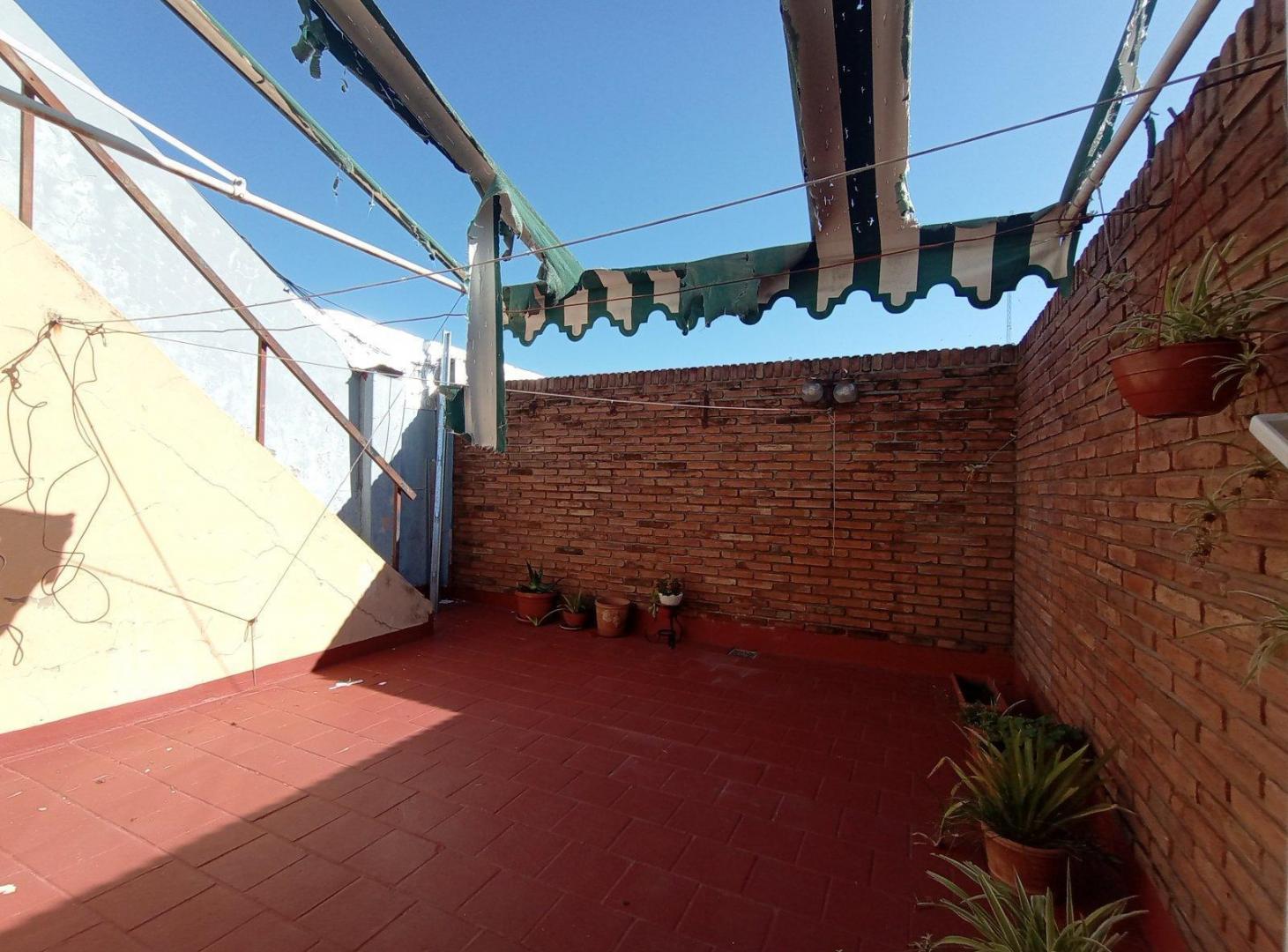 Foto de PH 2 ambientes con patio y terraza en Venta en Pompeya, imagen 3