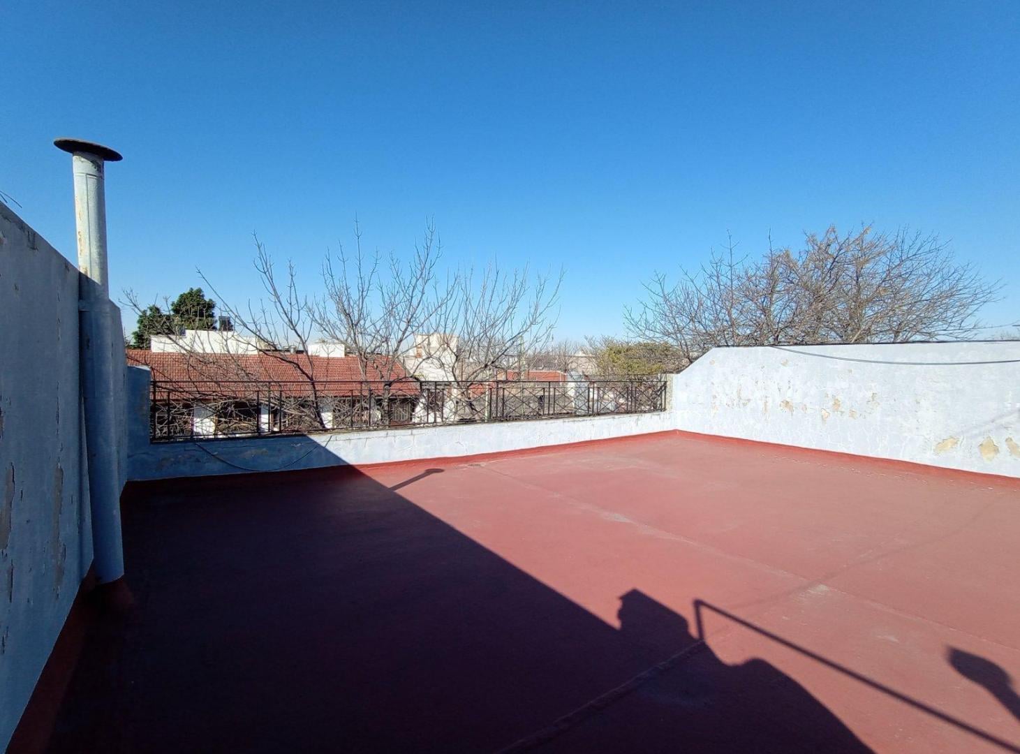 Foto de PH 2 ambientes con patio y terraza en Venta en Pompeya, imagen 2