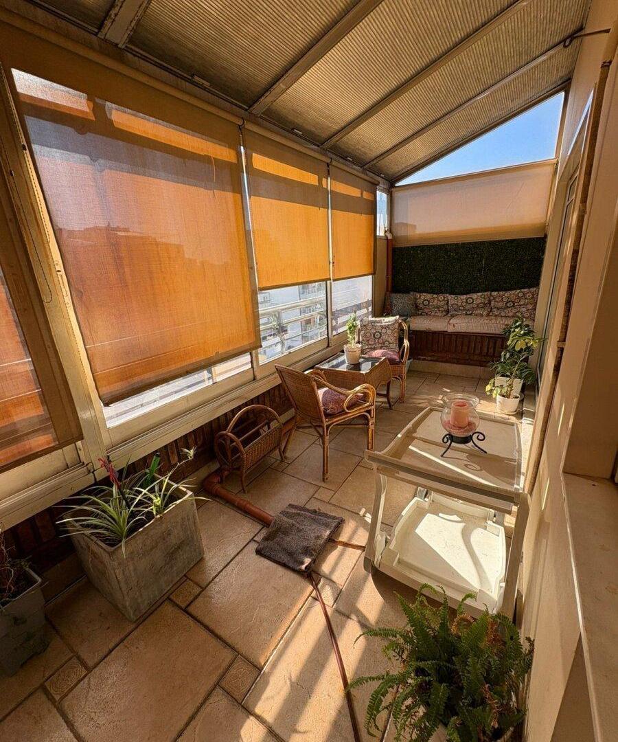Foto de Venta piso de 4 ambientes con terraza propia y cochera, ubicado sobre, imagen 2