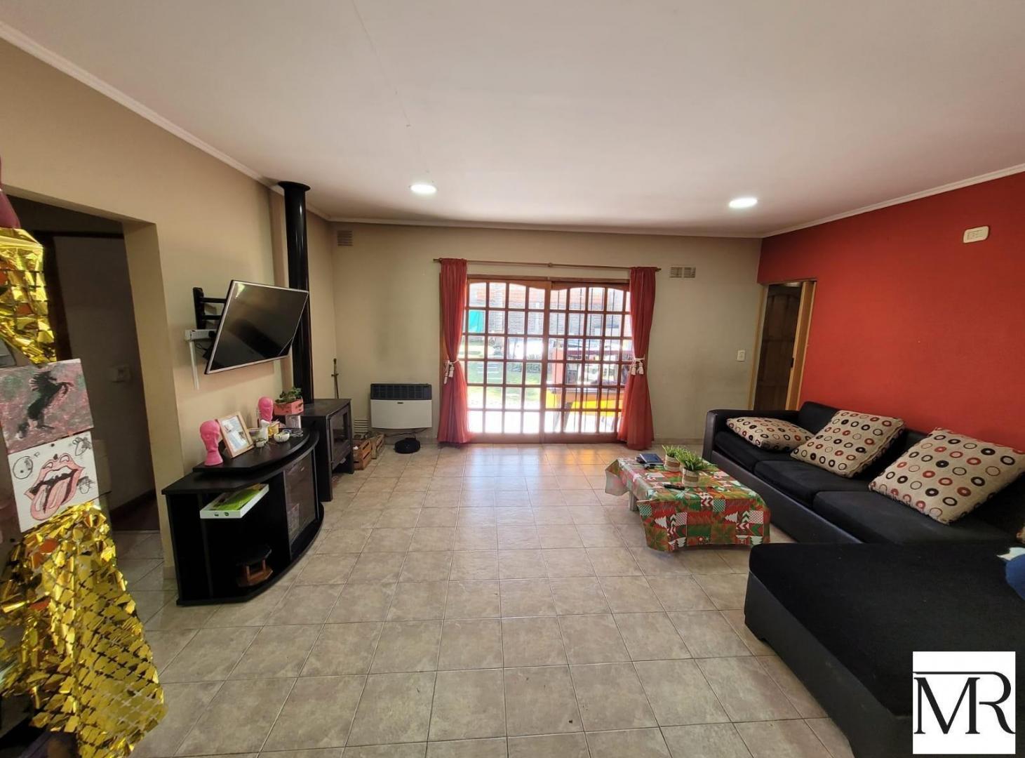 Foto de Hermoso Chalet 4 ambientes con Cochera, Parque y Piscina, imagen 5