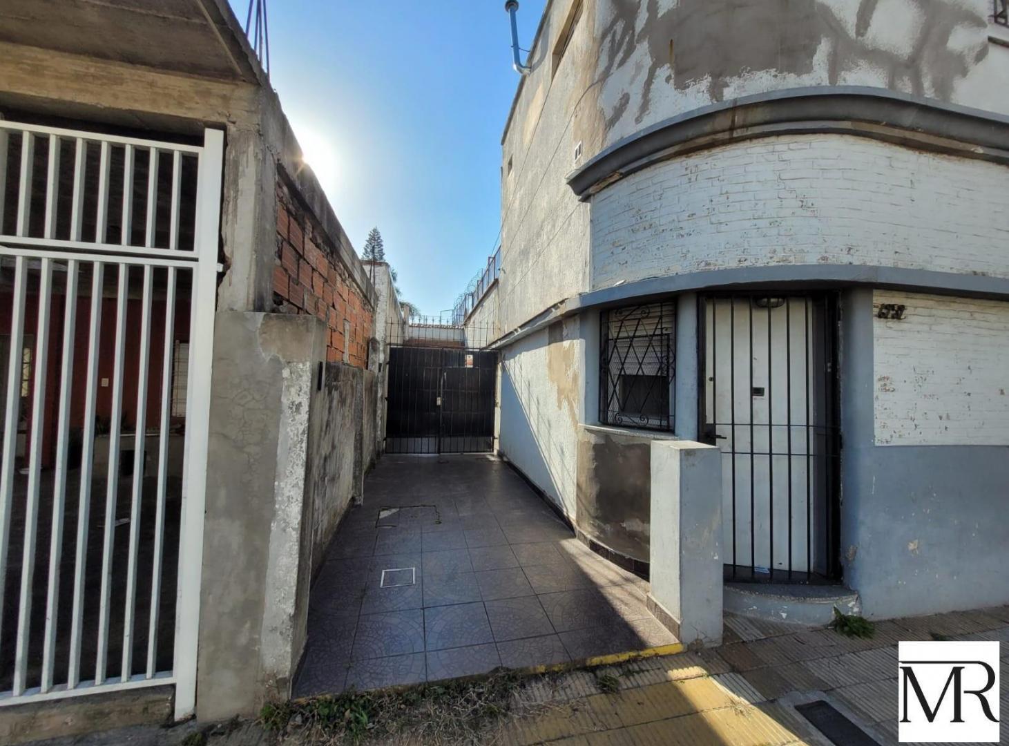 Foto de PH 4 ambientes en venta en Wilde con gran Parque y Quincho, imagen 3