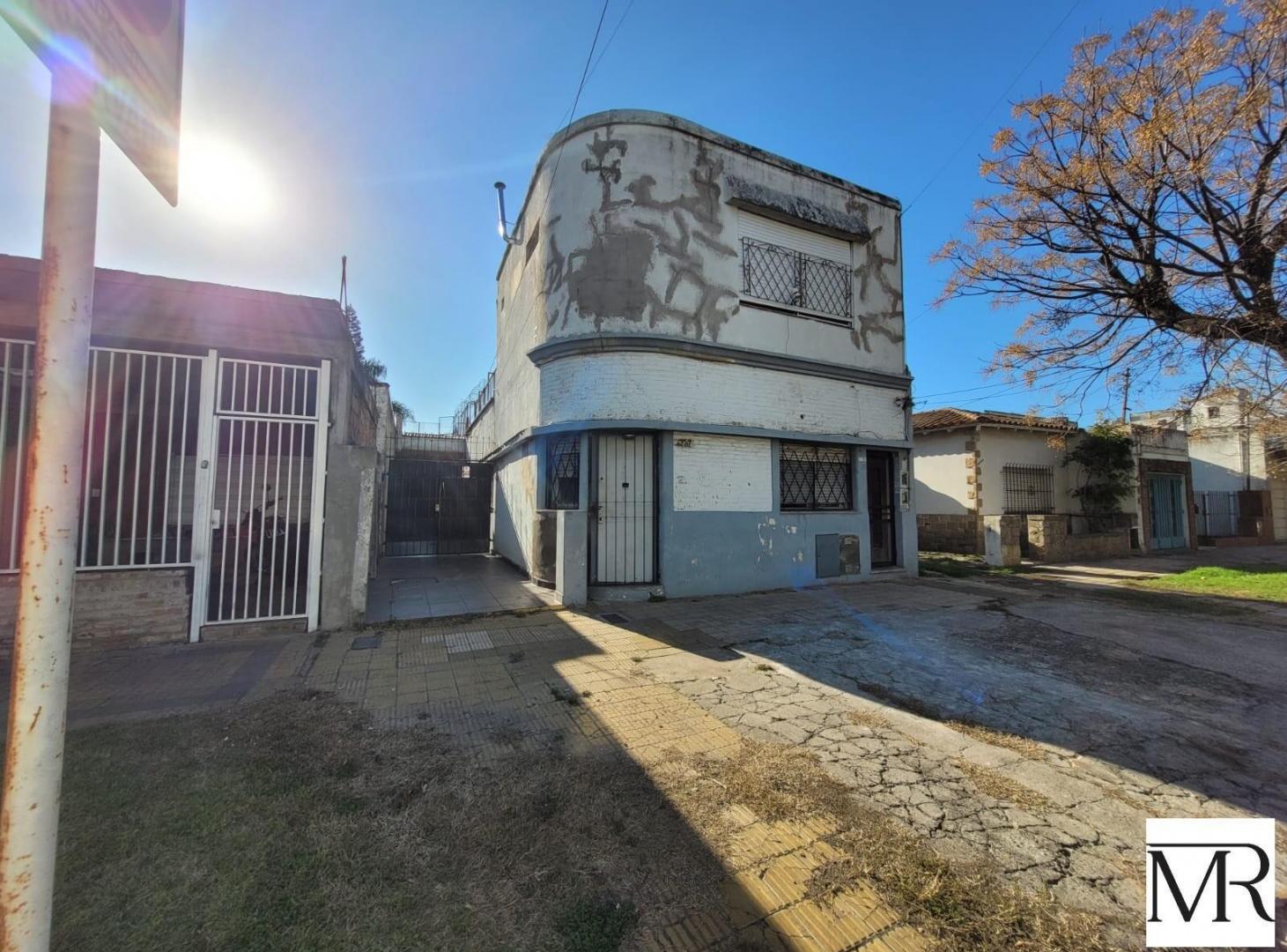 Foto de PH 4 ambientes en venta en Wilde con gran Parque y Quincho, imagen 1