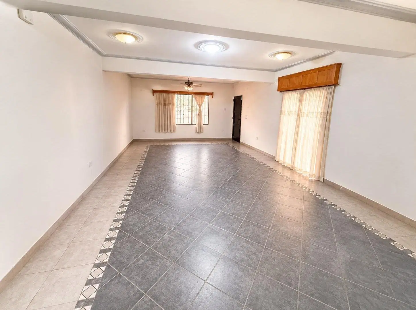 CASA 3 DORMITORIOS - COCHERA - PATIO - PTO MADRYN 1