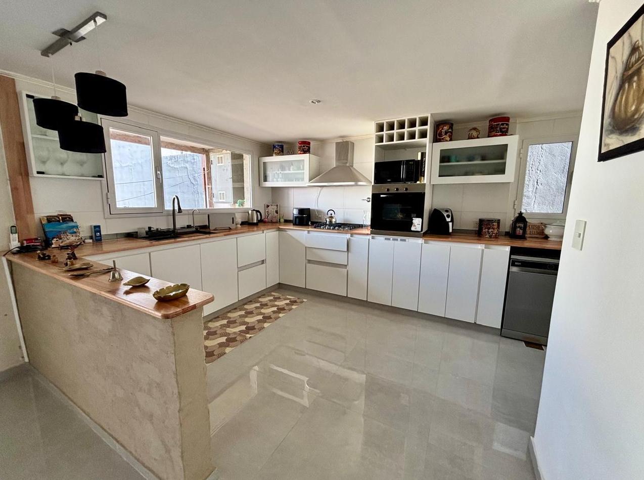 Foto de CASA 4 AMBIENTES - COCHERA - PATIO - B° ESTILO SOLANA - PTO MADRYN, imagen 4