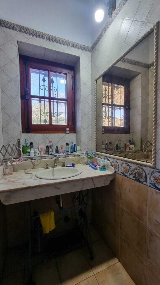 SE VENDE CASA COLONIAL DE CATEGORÍA EN CITY BELL (LOTE DE 2200 M2, PISCINA, QUINCHO, GRAN PARQUE).