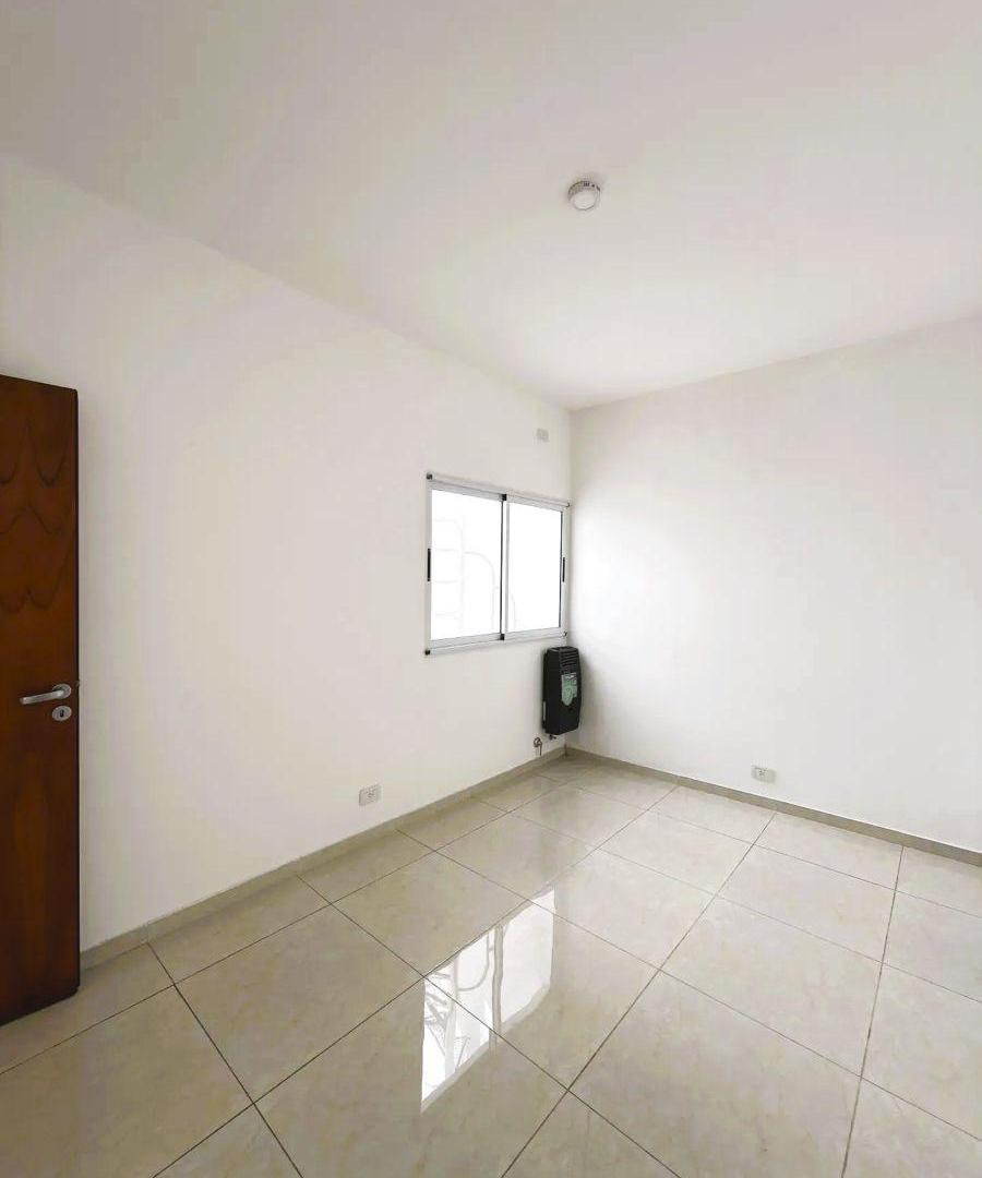 SE VENDE CASA TIPO PH EN LANÚS CENTRO (3 AMBIENTES, TERRAZA PROPIA, SIN EXPENSAS, 85 m2, EXCELENTE).