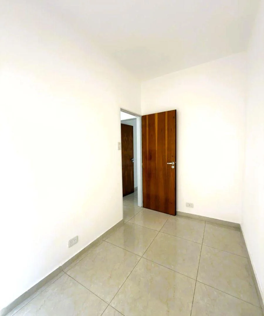 SE VENDE CASA TIPO PH EN LANÚS CENTRO (3 AMBIENTES, TERRAZA PROPIA, SIN EXPENSAS, 85 m2, EXCELENTE).