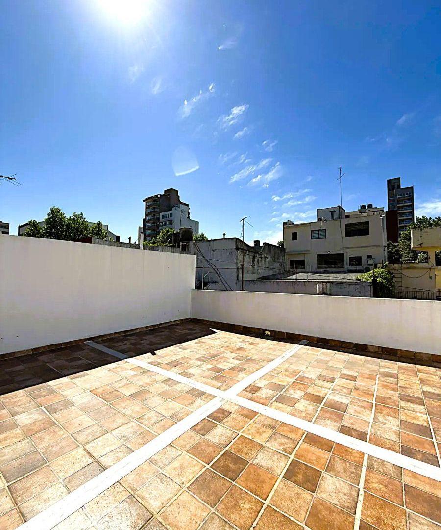 SE VENDE CASA TIPO PH EN LANÚS CENTRO (3 AMBIENTES, TERRAZA PROPIA, SIN EXPENSAS, 85 m2, EXCELENTE).