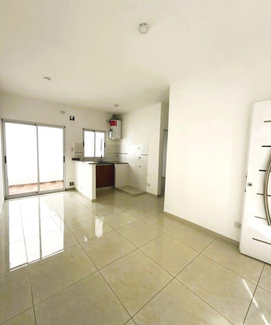 SE VENDE CASA TIPO PH EN LANÚS CENTRO (3 AMBIENTES, TERRAZA PROPIA, SIN EXPENSAS, 85 m2, EXCELENTE).