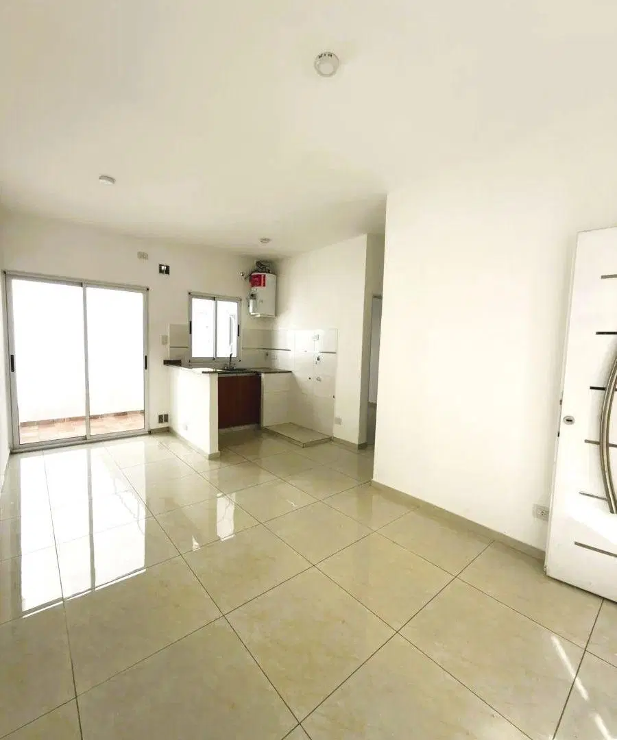 SE VENDE CASA TIPO PH EN LANÚS CENTRO (3 AMBIENTES, TERRAZA PROPIA, SIN EXPENSAS, 85 m2, EXCELENTE). 3