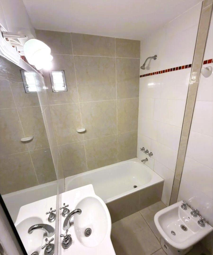 SE VENDE CASA TIPO PH EN LANÚS CENTRO (3 AMBIENTES, TERRAZA PROPIA, SIN EXPENSAS, 85 m2, EXCELENTE).