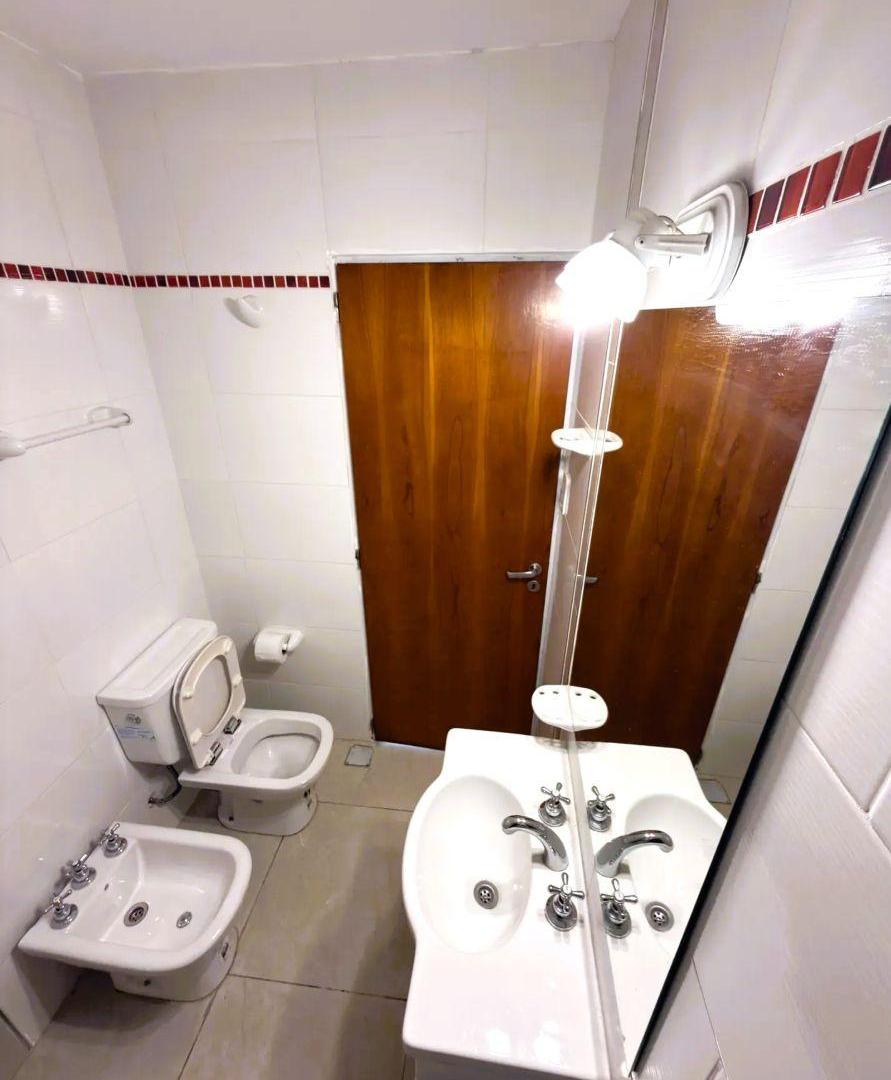 SE VENDE CASA TIPO PH EN LANÚS CENTRO (3 AMBIENTES, TERRAZA PROPIA, SIN EXPENSAS, 85 m2, EXCELENTE).