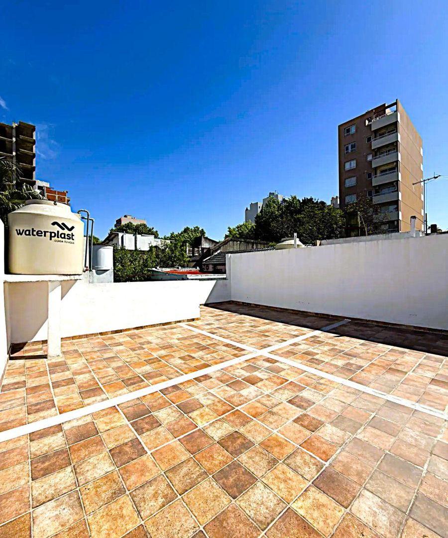 SE VENDE CASA TIPO PH EN LANÚS CENTRO (3 AMBIENTES, TERRAZA PROPIA, SIN EXPENSAS, 85 m2, EXCELENTE).