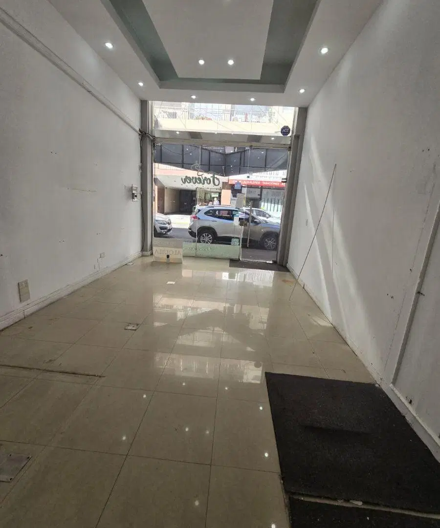 Se alquila local de 40 m2 4