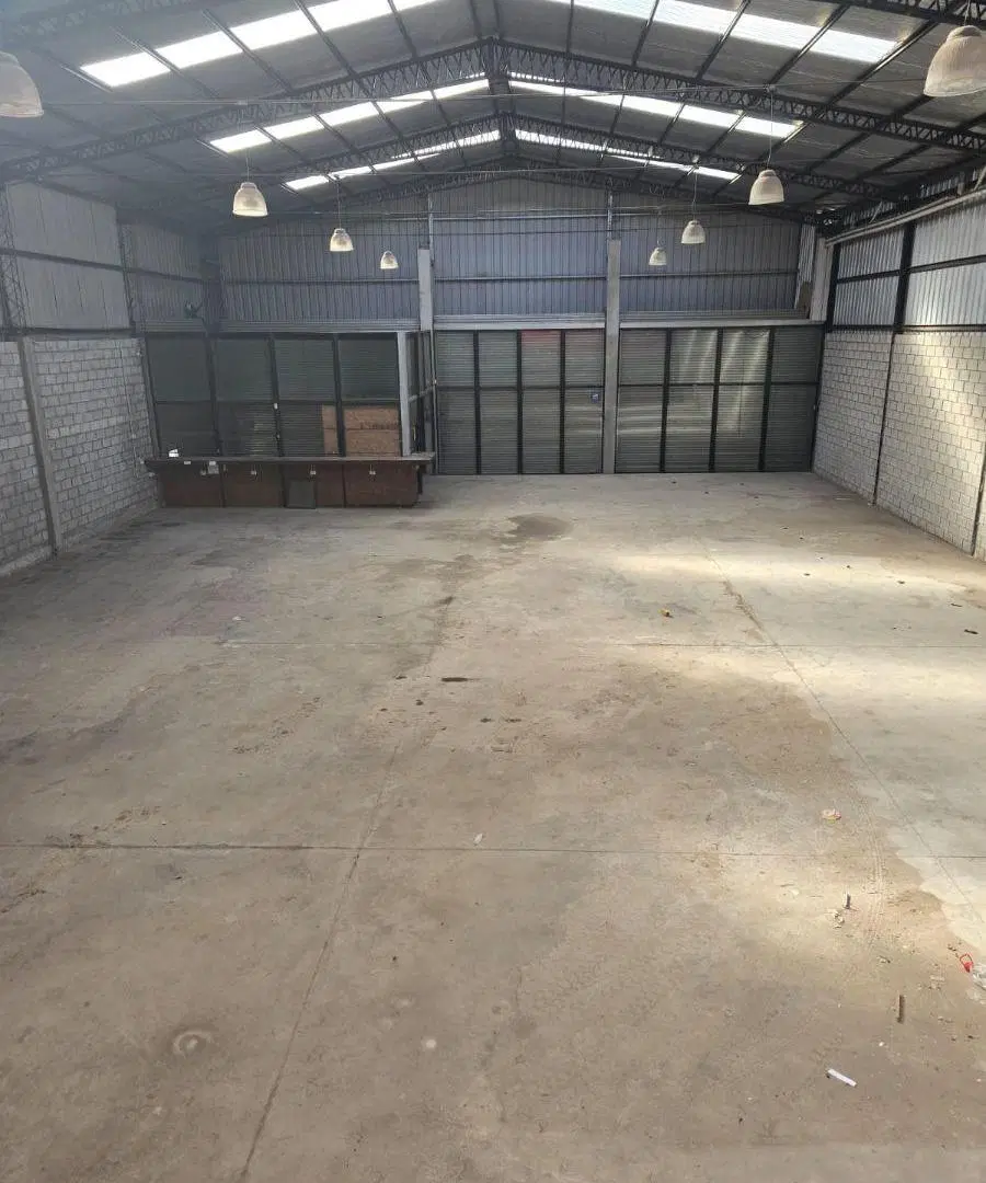Se alquila galpon de 550 m2 con playa de estacionamiento 3