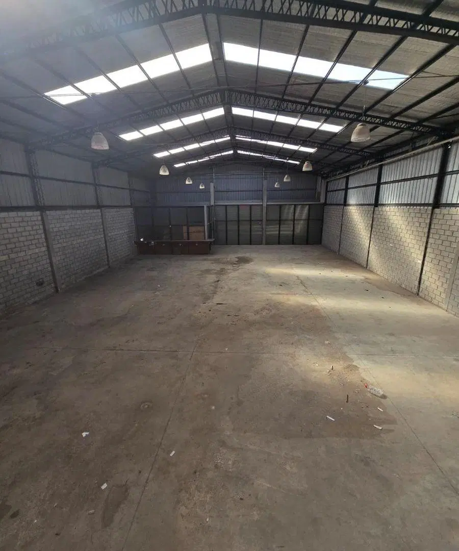 Se alquila galpon de 550 m2 con playa de estacionamiento 4