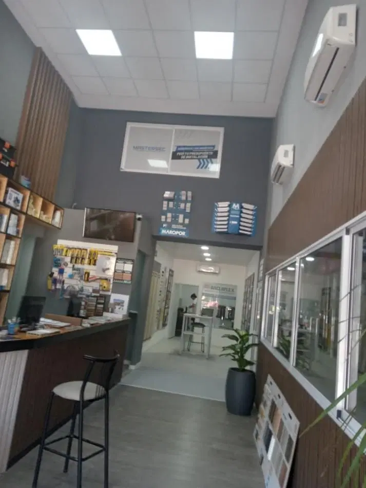 Se alquila local comercial frente a plaza San martin 4