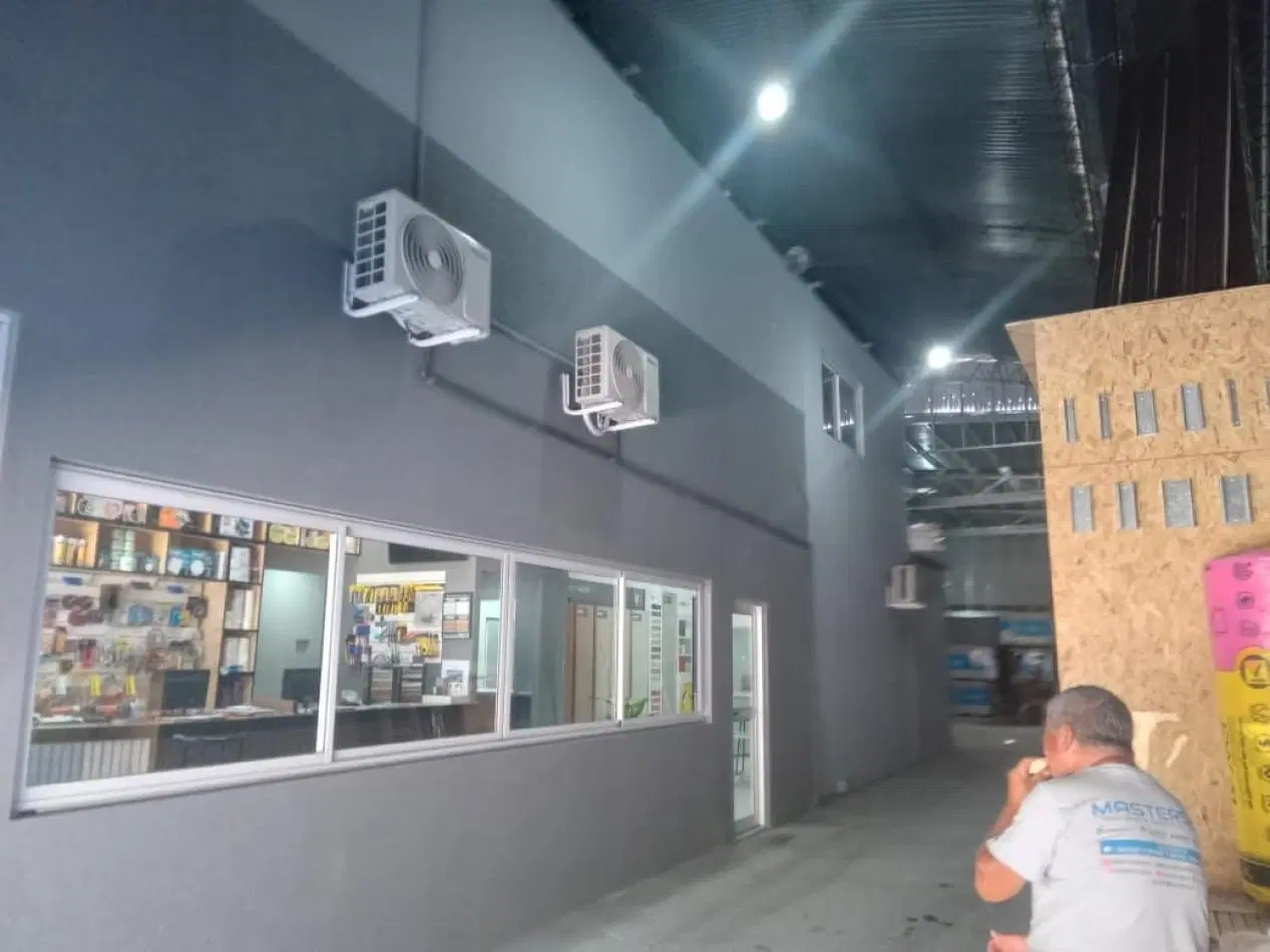 Se alquila local comercial frente a plaza San martin 3