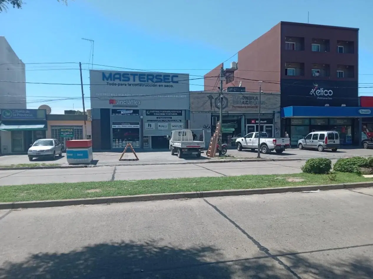 Se alquila local comercial frente a plaza San martin 2