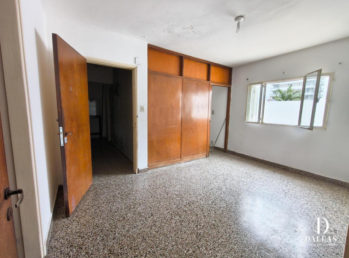Foto de DEPARTAMENTO 3 DORMITORIOS Y PATIO EN CENTRO, imagen 2