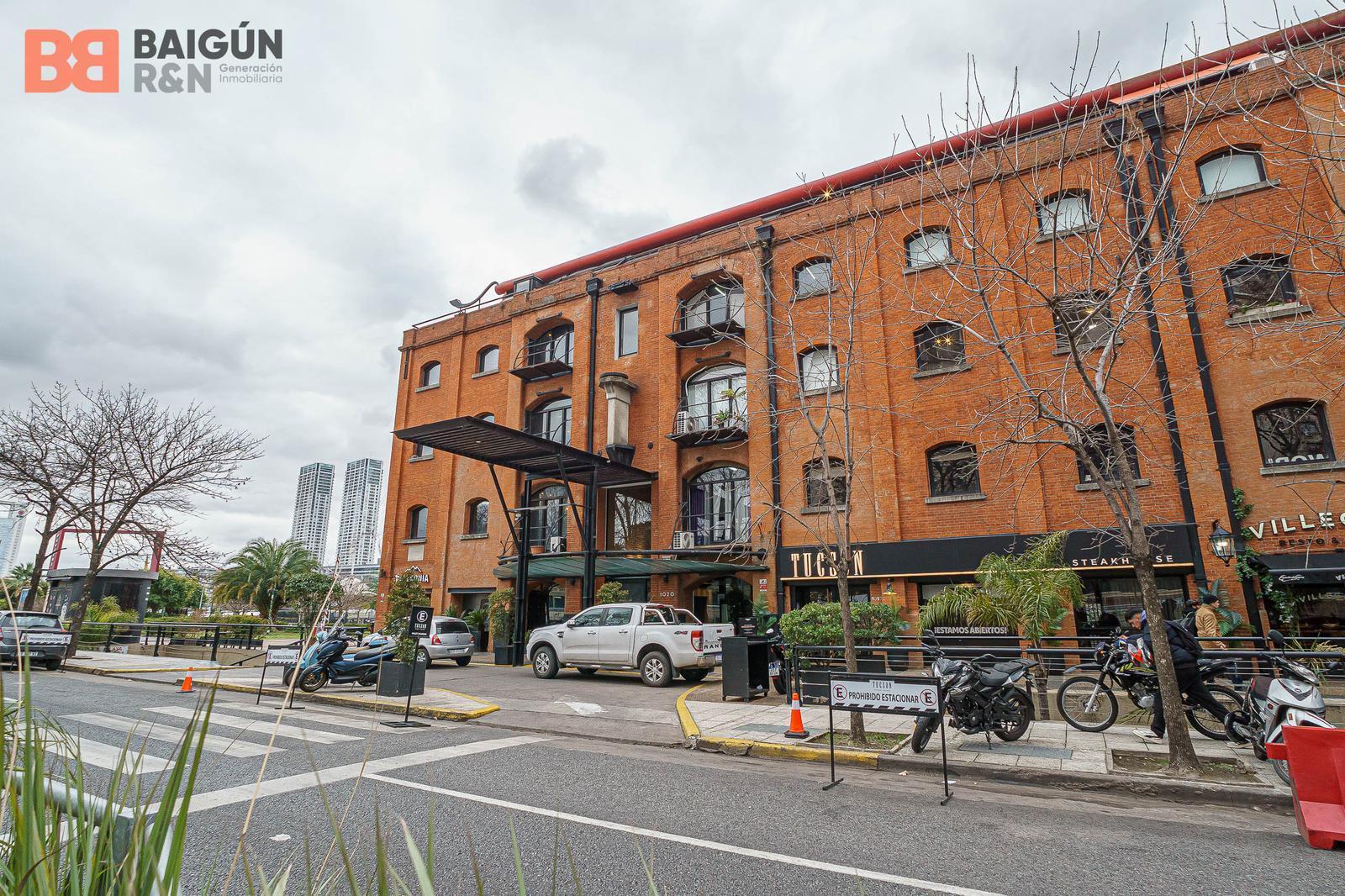 Complejo de Oficinas de cuatro plantas con cocheras en Puerto Madero