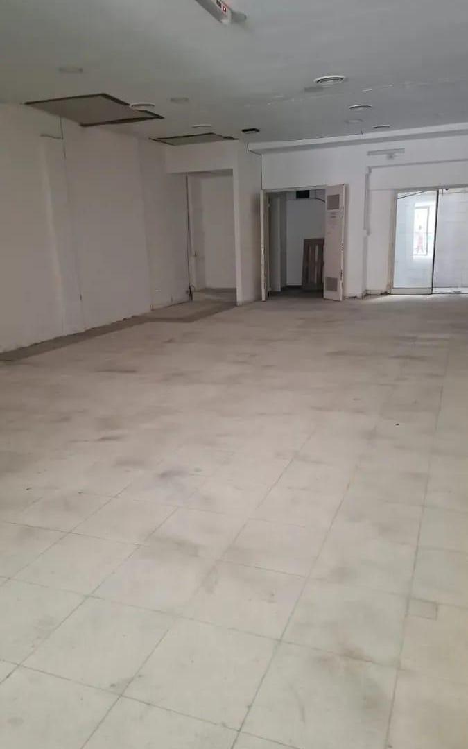 Foto de Local Comercial de 240 m² en Planta Baja y 7 Metros de Frente – Flores, imagen 4
