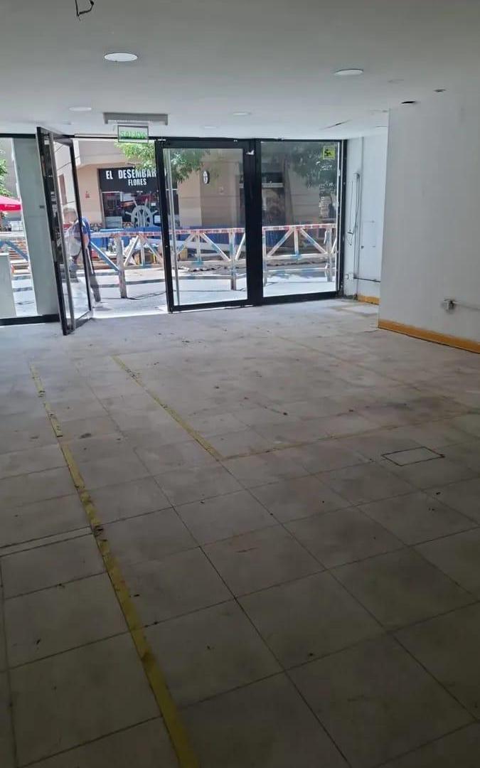 Foto de Local Comercial de 240 m² en Planta Baja y 7 Metros de Frente – Flores, imagen 5