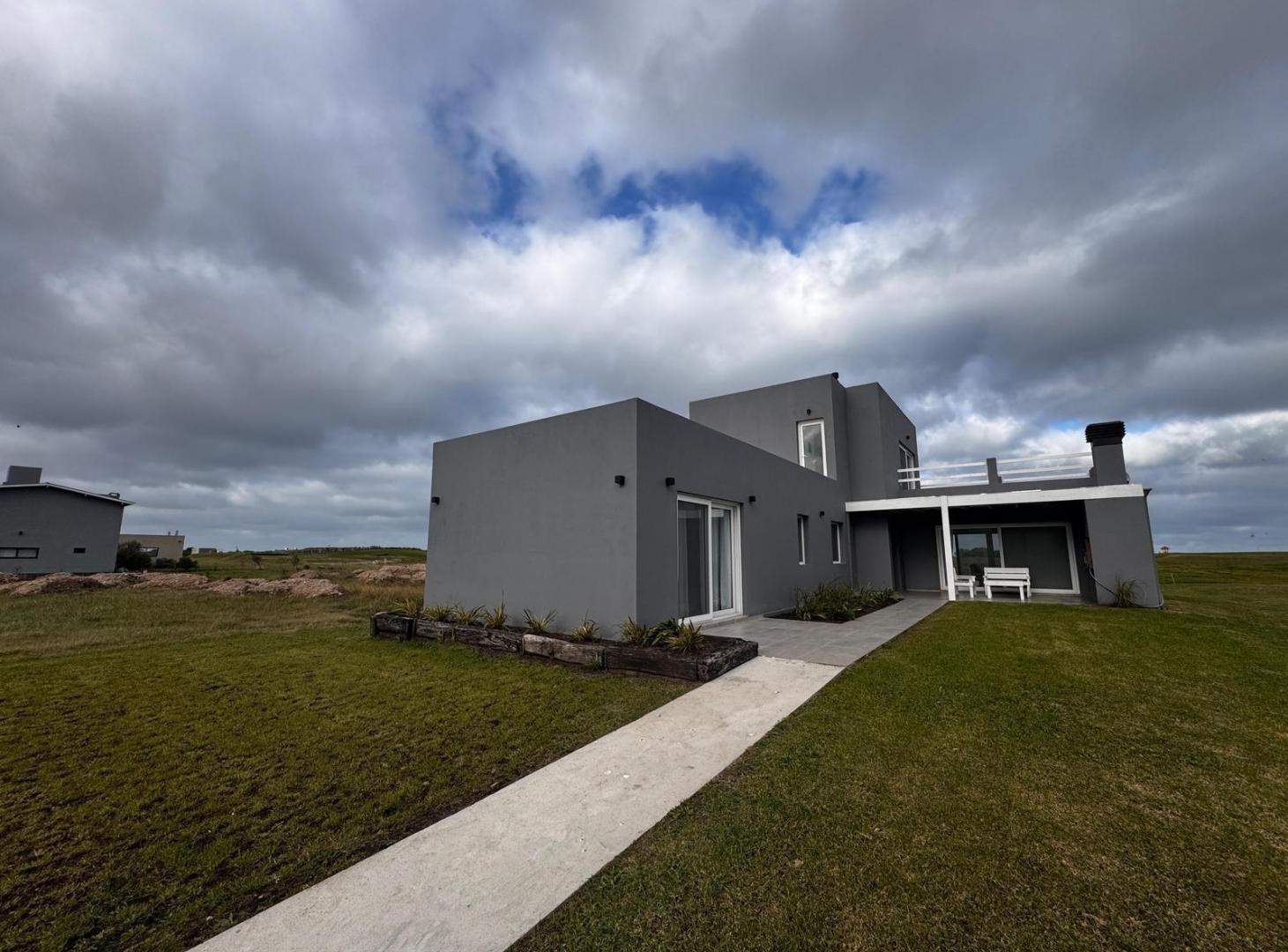 Casa de 4 ambientes sobre la cancha de golf, Miramar Links