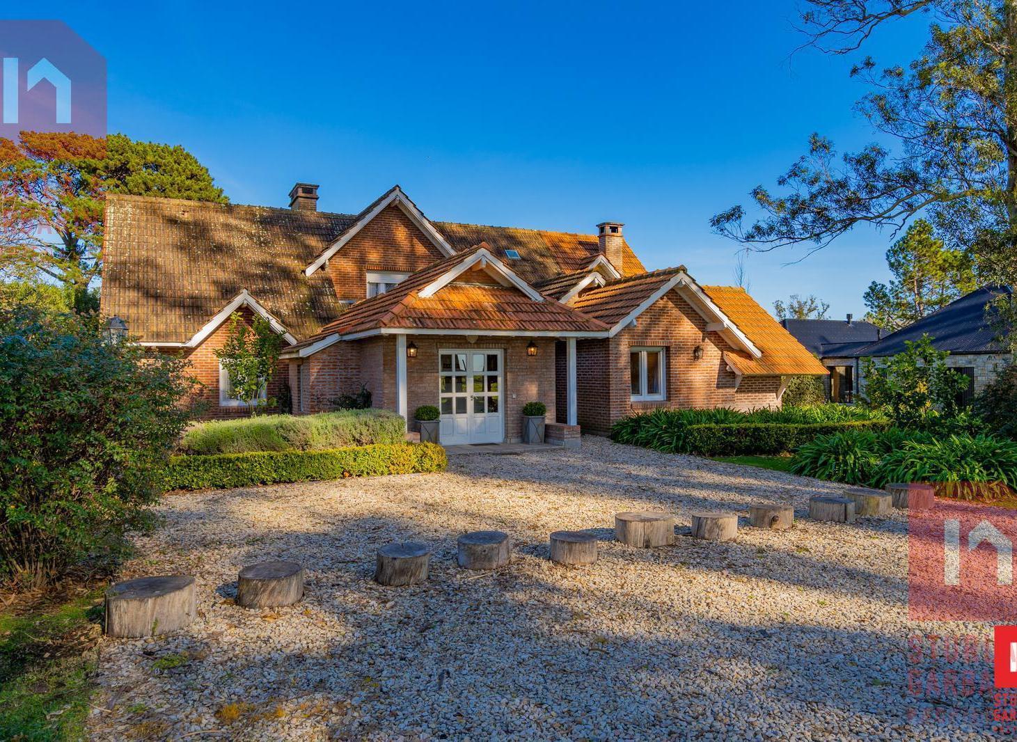 Foto de Casa de 7 ambientes, sobre la cancha de golf, en Marayui Country Club, imagen 1