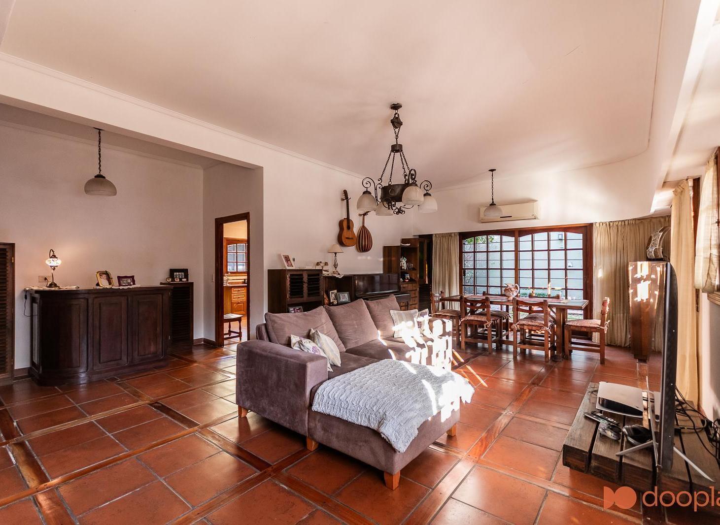 VENTA CASA 4 AMBIENTES BOEDO JARDIN COCHERA 2 LOTES