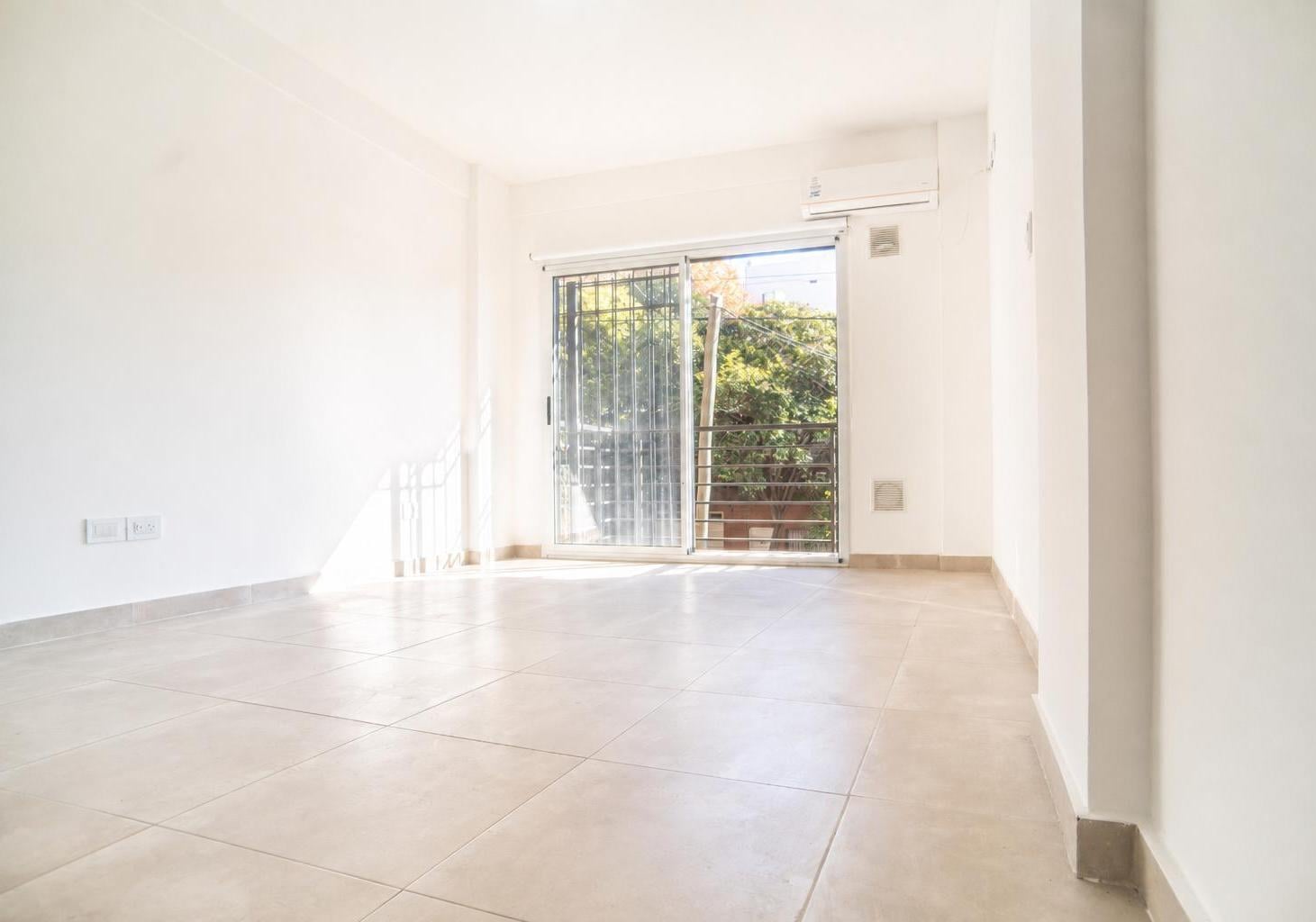 Foto de VENTA MONOAMBIENTE CON BALCÓN A FRENTE EN MONTE CASTRO, imagen 2