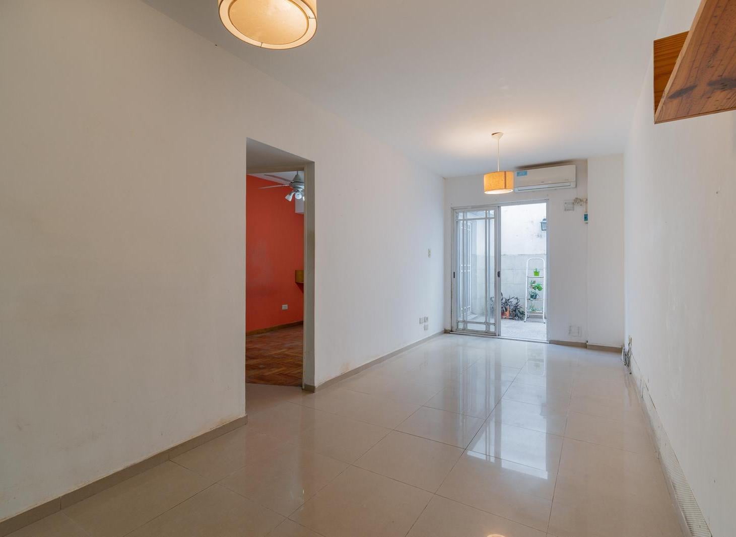 Foto de VENTA DEPARTAMENTO 2 AMBIENTES CABALLITO ESCRITORIO PATIO, imagen 1