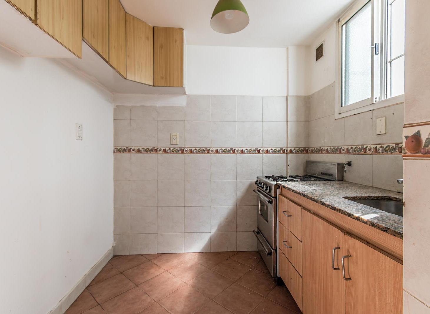 Foto de VENTA DEPARTAMENTO 2 AMBIENTES CABALLITO ESCRITORIO PATIO, imagen 2