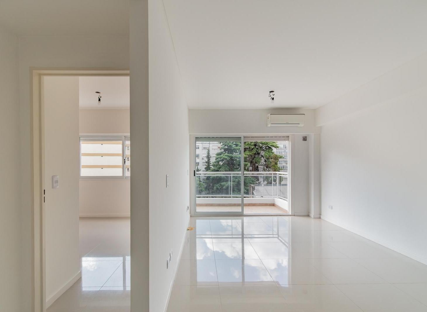 Foto de VENTA DEPARTAMENTO 2 AMBIENTES CABALLITO CON BALCÓN, COCHERA Y BAULERA, imagen 2