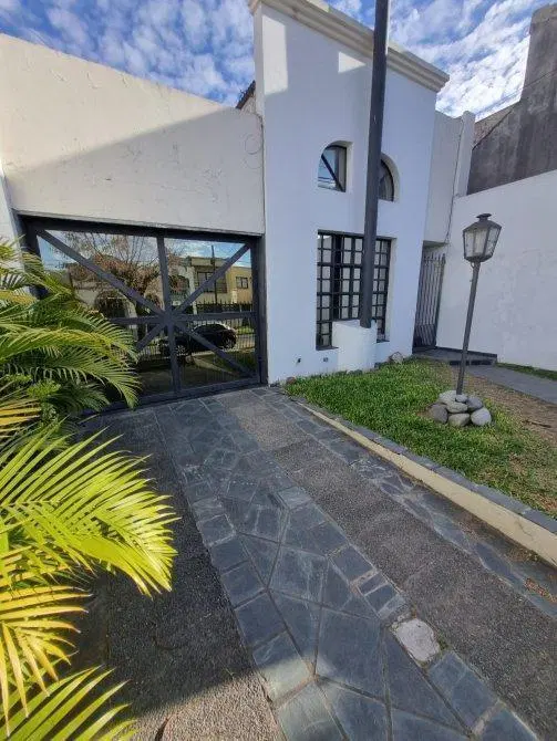 CASA 4 AMBIENTES CON COCHERA 2