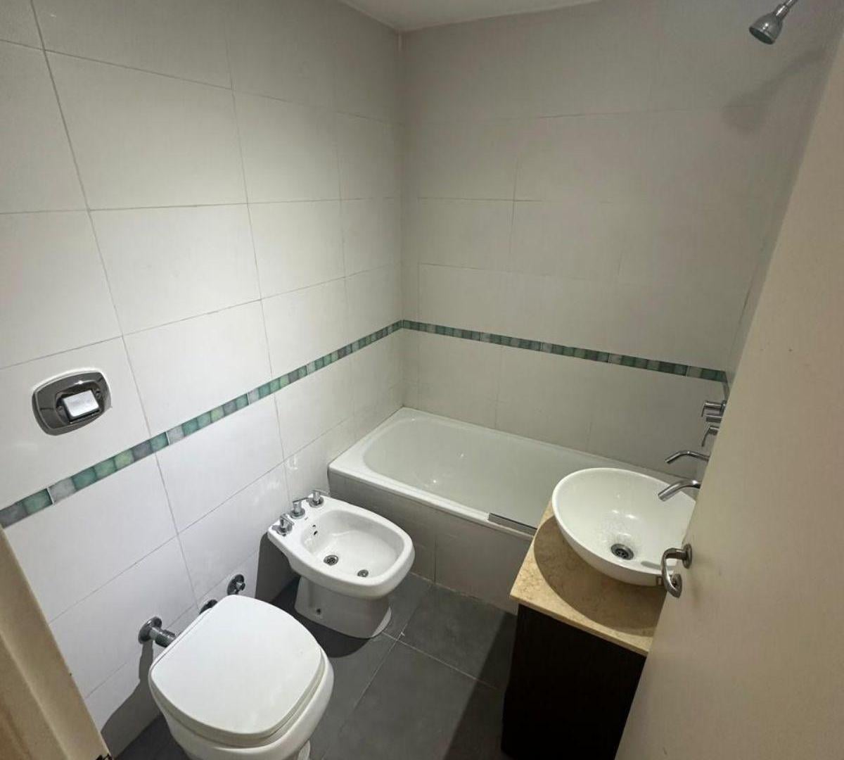 Foto de Excelente departamento de 2 ambientes con cochera. Lomas de Zamora, imagen 2