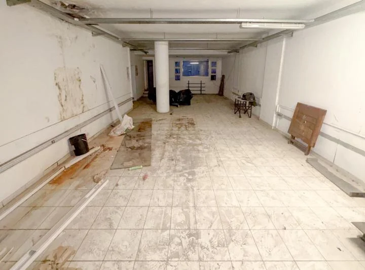 Local Comercial a metros de AVENIDA DE MAYO Y 9 DE JULIO. Sup. 225m². Rivadavia 988.